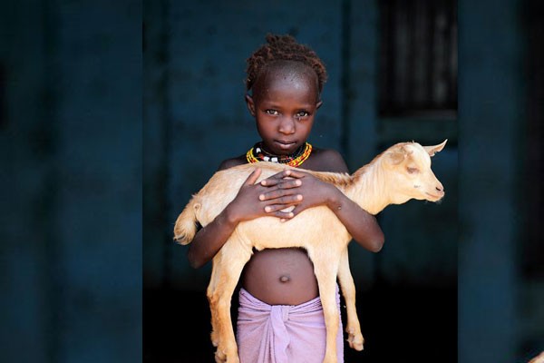 Esta niña y su adorable cabra