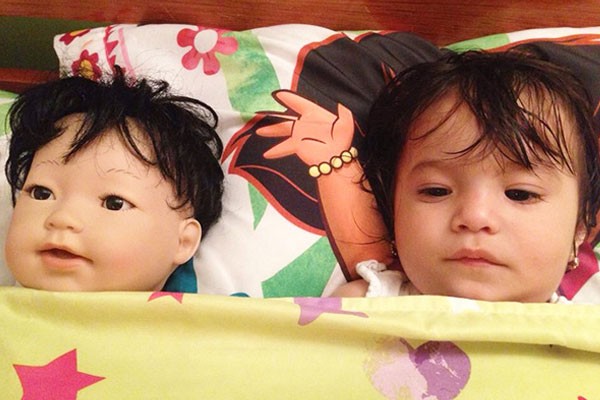 Esta pequeña a punto de dormir es idéntica a su muñeca