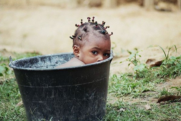 Esta pequeña tomando un baño