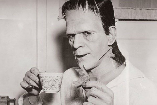 Frankenstein tomando café