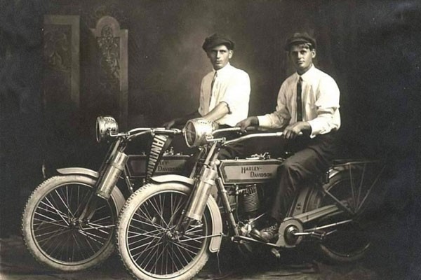 William Harley y Arthur Davidson, fundadores de Harley Davidson