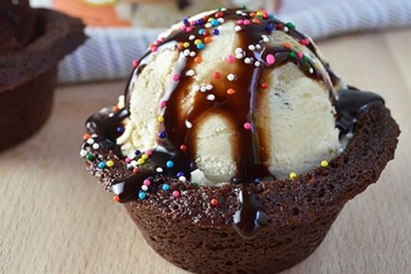 Helado con brownie y chocolate