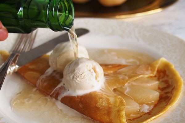 Helado con crepas y fruta