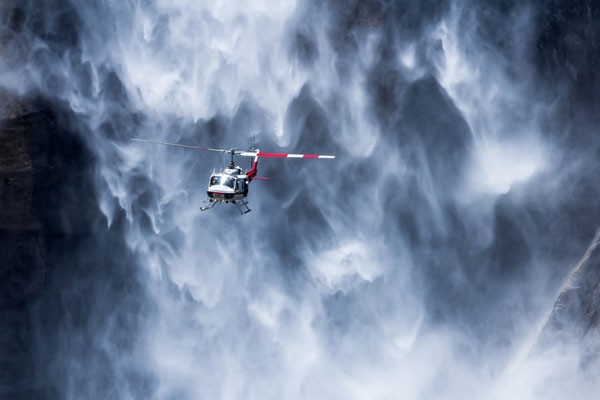 Helicóptero en las cataratas de Yosemite, Estados Unidos