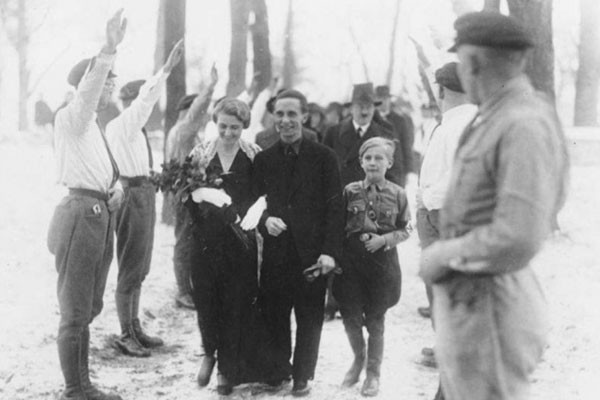 Hitler en la boda de Goebbels