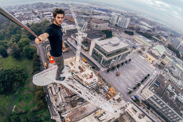 James Kingston en una construcción del Reino Unido