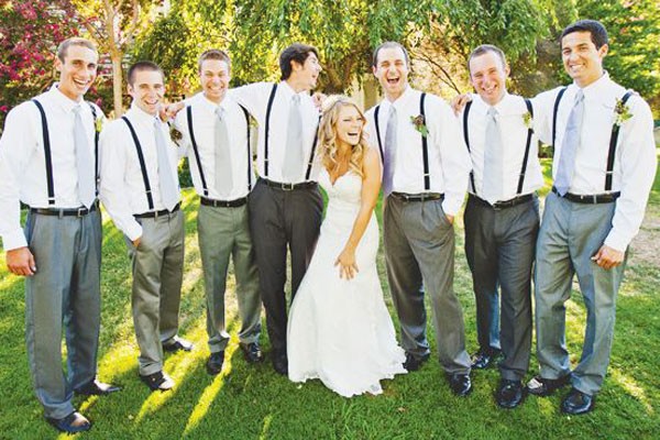 La novia riendo con los caballeros