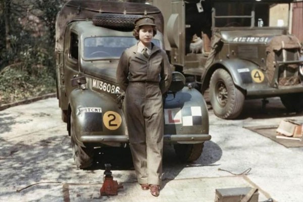 La reina Isabel II en servicio durante la Segunda Guerra Mundial