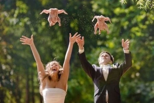 Lanzando pollos en el día de su boda