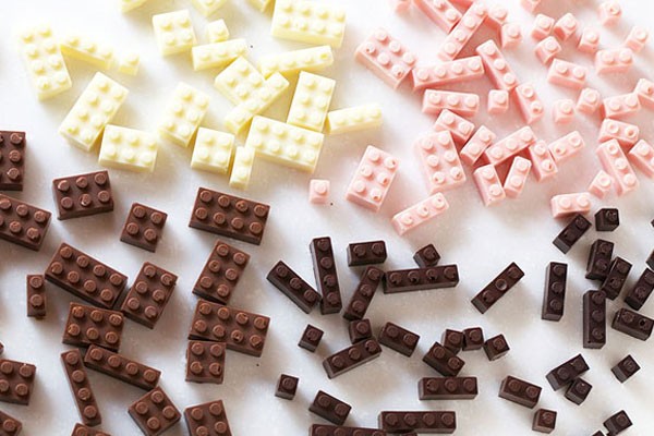 Legos de chocolate de fresa, negro y blanco