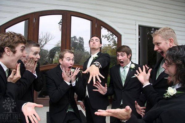 Los caballeros emocionados por la boda