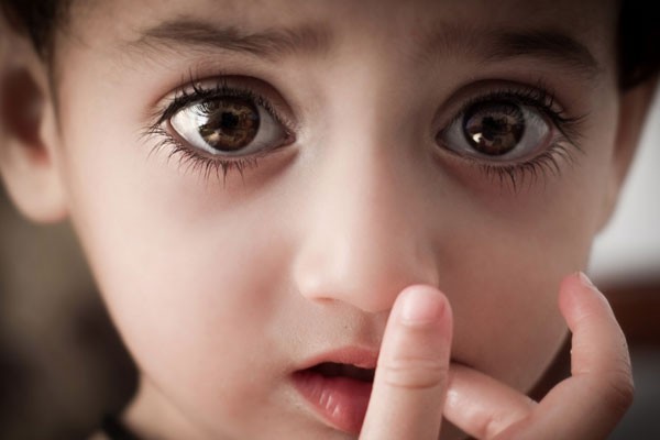 Los grandes ojos café de este niño