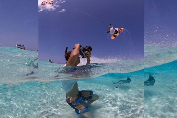 Nadando entre mantarrayas por fotografiarlo