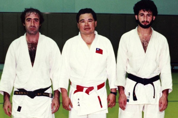 Osama bin Laden (derecha) cuando practicaba judo