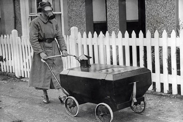 Paseando a su bebé en 1938