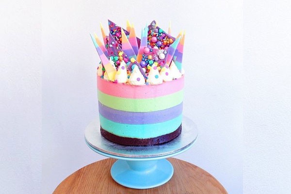 Pastel de colores y dulce quebrantado