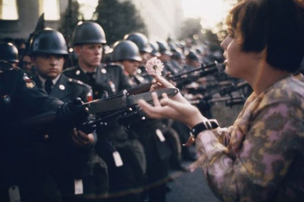 Regalando flores de paz durante una protesta