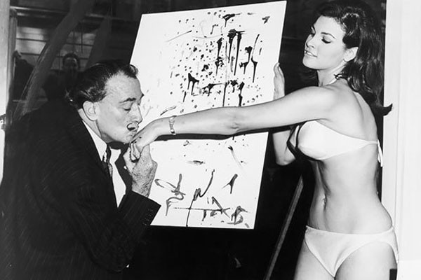 Salvador Dalí y Raquel Welch