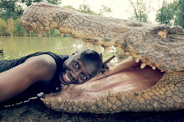 Selfie arriesgando su vida con un cocodrilo