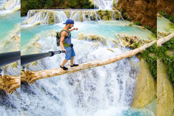 Selfie caminando sobre una catarata