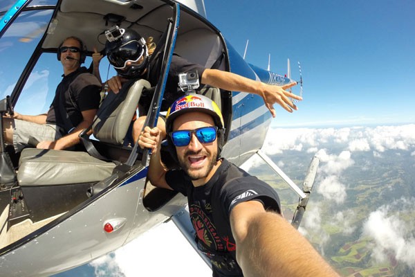 Selfie colgando de un helicóptero