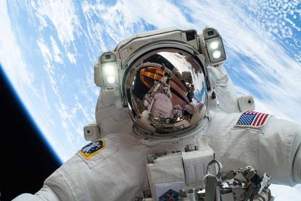 Selfie enfrente del planeta tierra