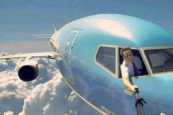 Selfie mientras maneja un avión