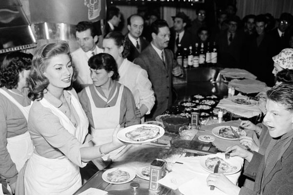 Sophia Loren sirviendo pizza
