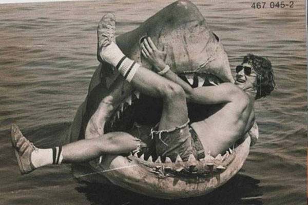 Steven Spielberg sentado en un tiburón mecánico