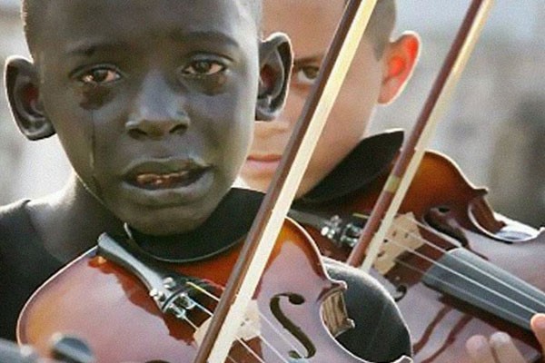 Tocando música para su maestro con lágrimas en el rostro