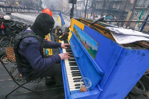 Tocando piano durante la revolución