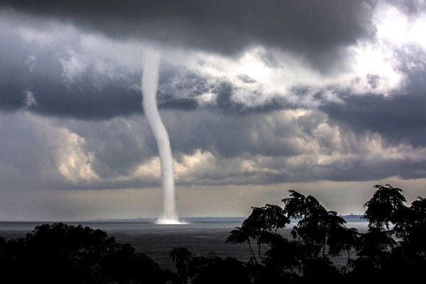 Un fuerte tornado en el lago Victoria, Uganda