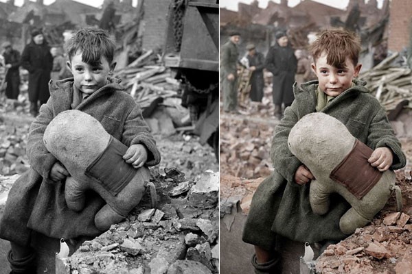 Un niño con su muñeco