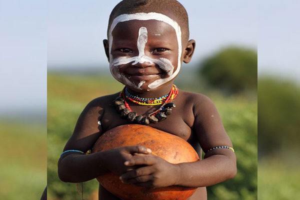 Un niño de tribu sonriendo