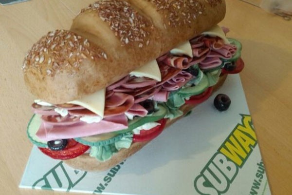 Un pan de Subway relleno de cajeta