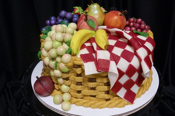 Una canasta de frutas de pastel