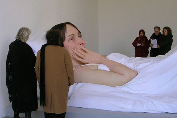 Una mujer descansando en cama