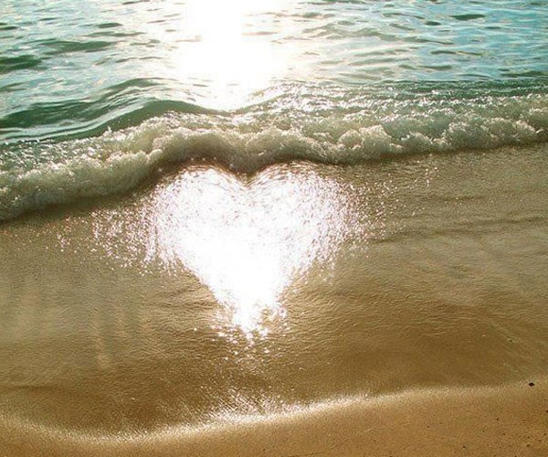 El sol formando un corazón en la playa