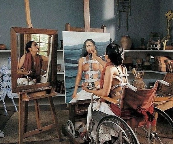 Representación de Frida en silla de ruedas