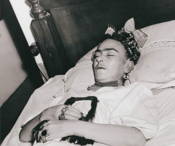 Frida Kahlo en su lecho de muerte