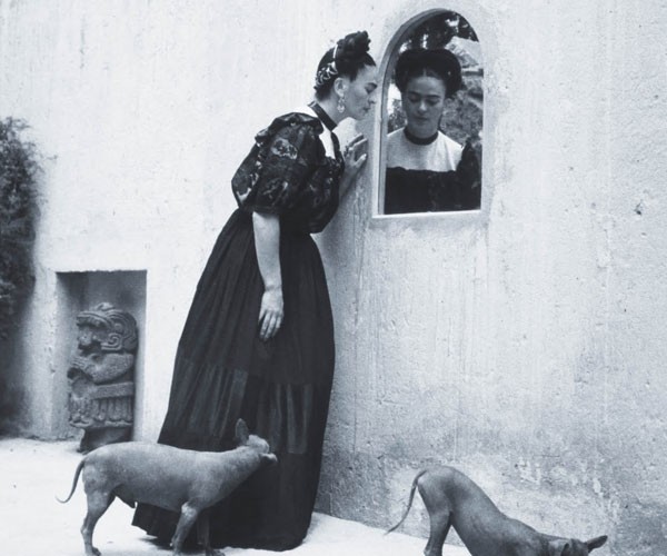 Frida Kahlo frente al espejo