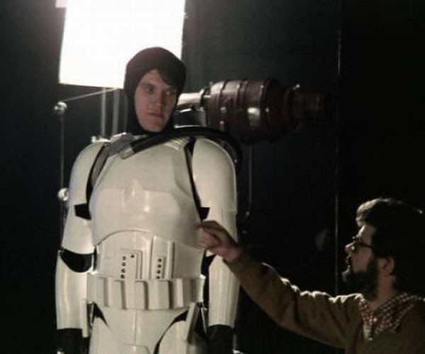 Lucas dirigiendo a un Stormtrooper