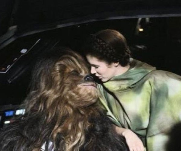 Amor puro entre Chewbacca y Leia