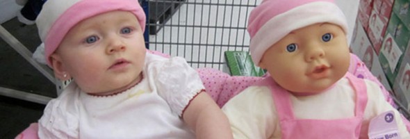 10 bebés que lucen igual a sus muñecas favoritas