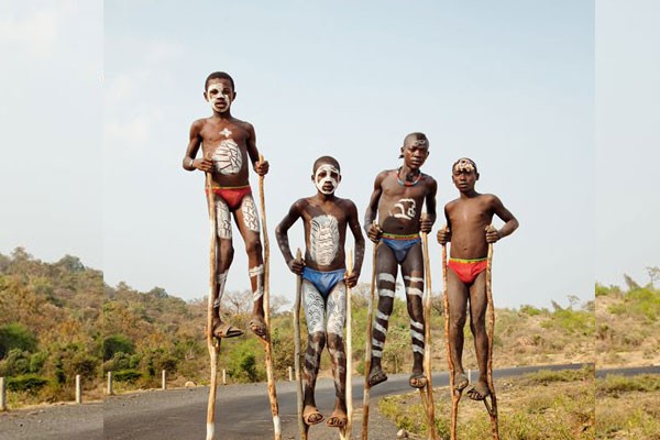 Niños de tribu caminando en la calle