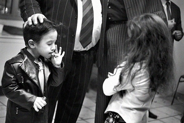 Un niño fumando