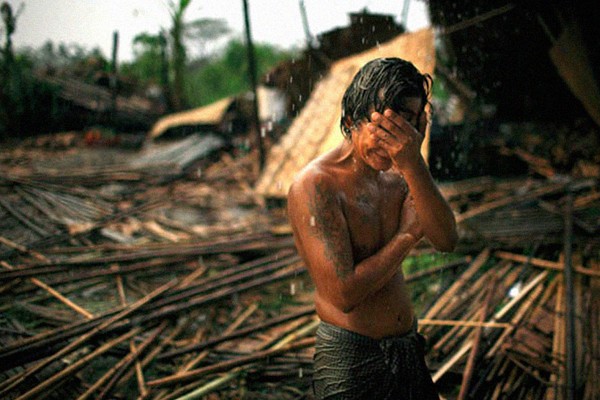 Un hombre llorando en la lluvia