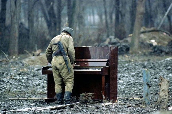 Tocando el piano en la soledad