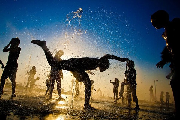Bailando en los chorros de agua en Israel