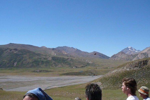 En las montañas se puede ver un ovni volando bajo